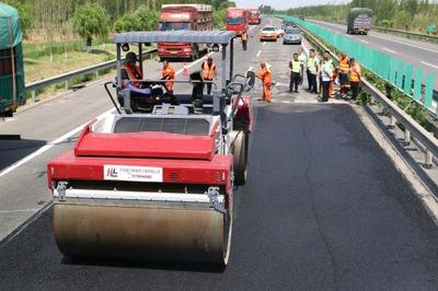 烈日下堅(jiān)守 衡德高速公路路面及橋面病害處治工程進(jìn)行中