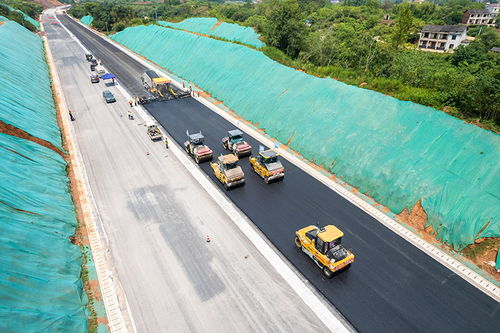 湖南衡永高速路面工程瀝青攤鋪全面展開(kāi)